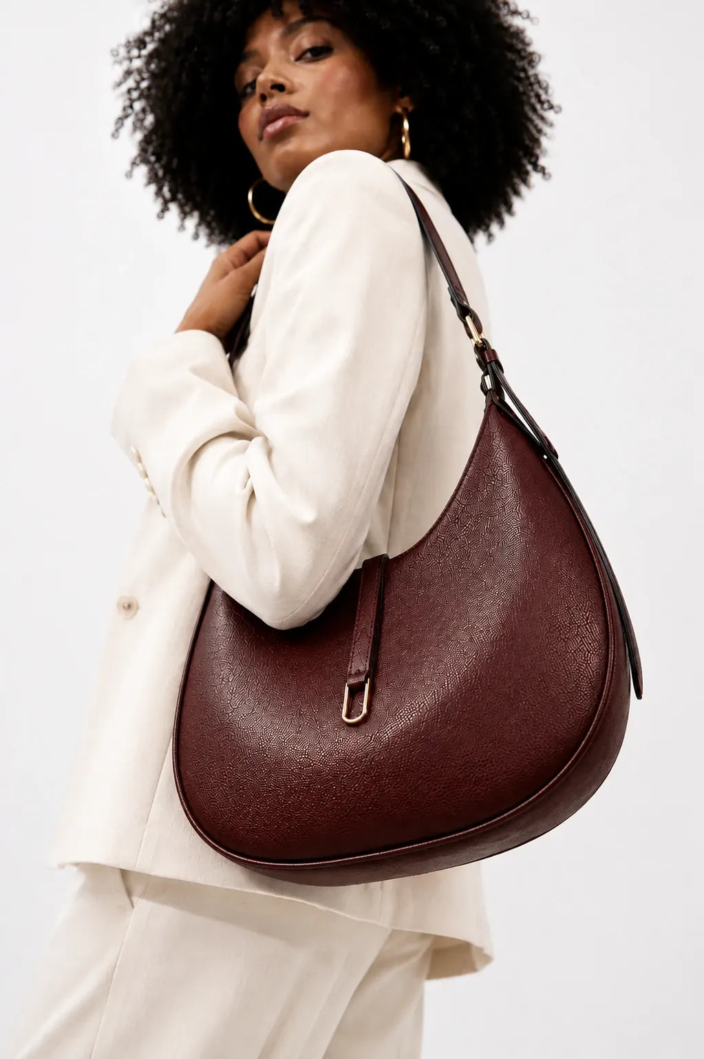 Woman carrying a bordeaux leather bag